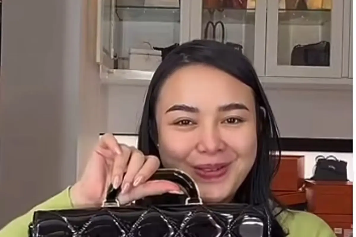 Amanda Manopo Tunjukan Beberapa Tas Branded yang Dibeli di Eropa salah satunya Chanel. [Dok. TikTok Amanda Manopo]