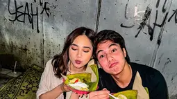 Meski berada di lingkungan yang sederhana, El dan Syifa tetap tampil modis dan stylish. Penampilan mereka yang kasual namun tetap fashionable menunjukkan bahwa gaya bisa tetap dipertahankan di mana saja, termasuk dalam momen sederhana seperti ini. Tak heran jika banyak penggemar yang semakin mengagumi keduanya, bukan hanya karena prestasi, tetapi juga karena sikap rendah hati dan kesederhanaan yang mereka tunjukkan. (Liputan6.com/IG/@elelrumi)