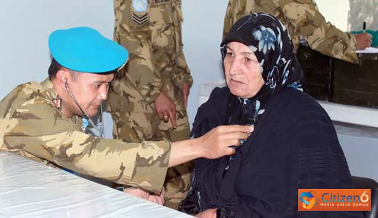 Citizen6, Lebanon: Seksi Cimic (Civilian Military Coordination) Satgas Batalyon Mekanis Konga XXIII-E/Unifil (Indobatt) menggelar program pengobatan massal di wilayah sekitar area operasi Markas Indobatt, Minggu (10/4). (Pengirim: Badar)