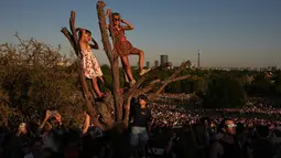 Warga menyaksikan gerhana matahari di Primrose Hill, London, Rabu, 12 Agustus 2026. (Foto AP/Kirsty Wigglesworth)