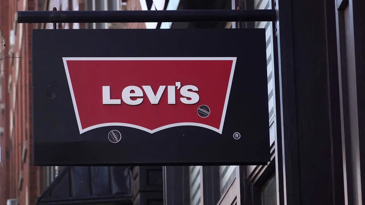 Penjualan Melemah, Levi’s Pangkas Karyawan
