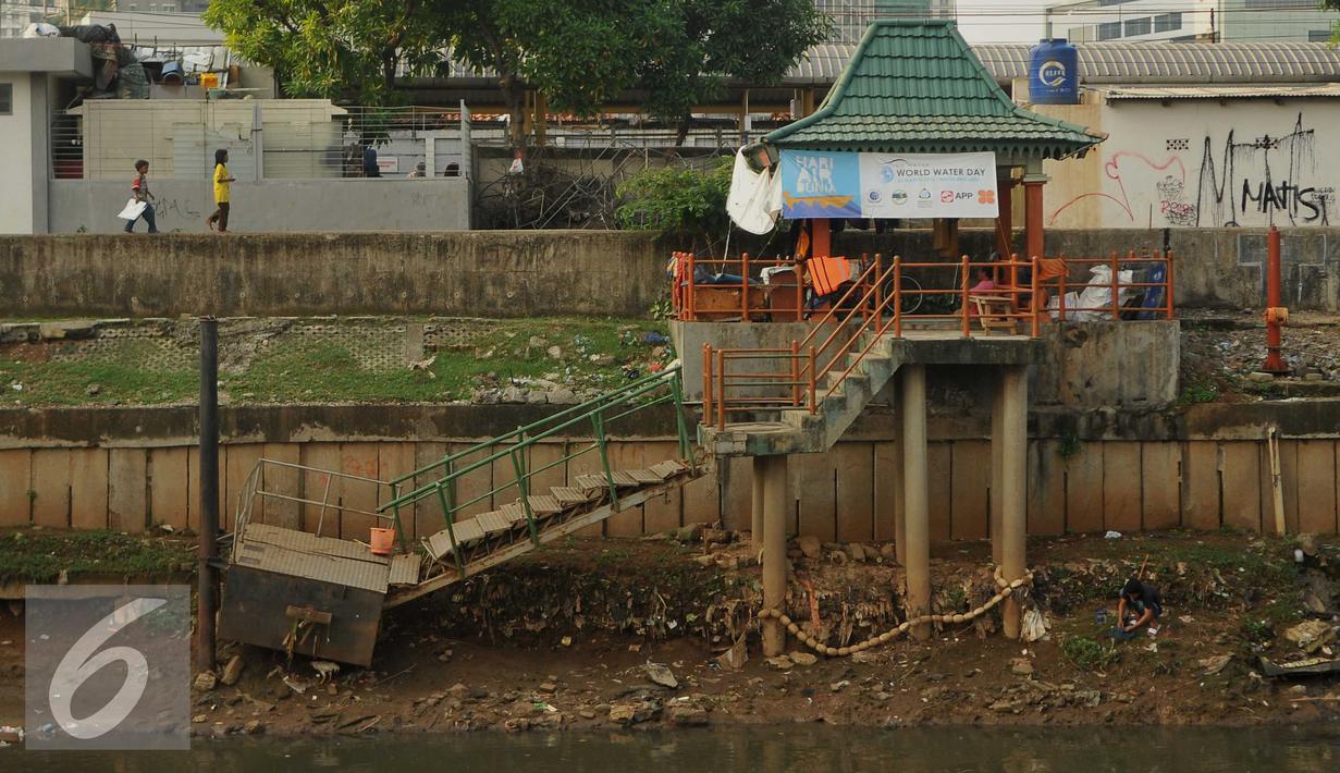 Kondisi Halte Waterway yang dibuat Gubernur Sutiyoso sekitar tahun 2007 sangat memprihatinkan, Jakarta, Kamis (19/5). Bangunan bergaya khas betawi yang dulu digunakan sebagai dermaga itu kini telah berubah fungsi. (Liputan6.com/Gempur M Surya)