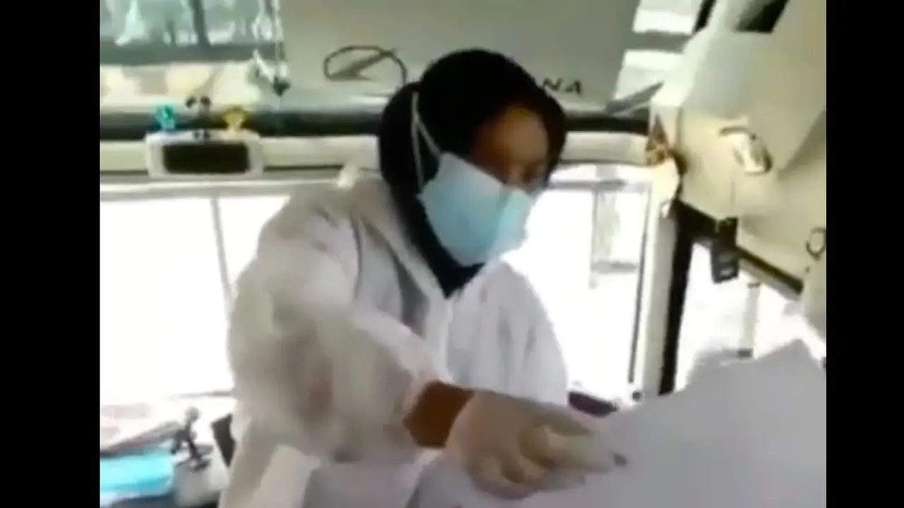 Video viral diduga perempuan ber-APD jual surat swab di bus. (Istimewa)