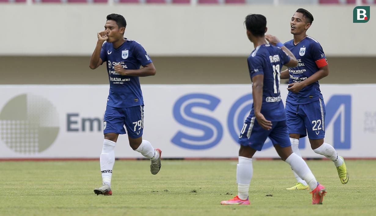 Gelandang PSIS Semarang, Fandi Eko Utomo (kiri) melakukan selebrasi usai mencetak gol kedua ke gawang Persikabo 1973 dalam laga matchday ke-2 Grup A Piala Menpora 2021 di Stadion Manahan, Solo, Kamis (25/3/2021). PSIS menang 3-1 atas Persikabo 1973. (Bola.com/Arief Bagus)