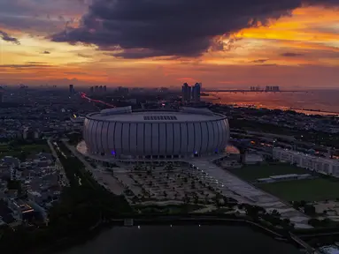 Foto udara kawasan Jakarta International Stadium (JIS) di tengah kepadatan pemukiman Kota Jakarta di Papanggo, Jakarta Utara, Senin (14/4/2025). (merdeka.com/Arie Basuki)