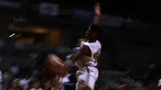 Aksi pemain Pelita Jaya, Wayne Bradford Lyndon saat melakukan lay up saat melawan Satria Muda pada laga Perbasi Cup 2017 di Sports Mall, Kelapa Gading, Jakarta, (10/11/2017). Pelita Jaya menang 82-77.  (Bola.com/Nick Hanoatubun)