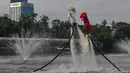 Penampil mengenakan kostum barongsai beratraksi Aerial Lion Dance di Danau Senayan Park, Jakarta, 14 Februari 2026. (merdeka.com/Arie Basuki)
