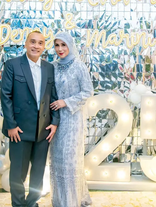 25 tahun bersama dalam membina rumah tangga, Marini dan Denny sangat harmonis. Hubungan keduanya semakin hangat lantaran kerap menghabiskan waktu bersama di rumah seperti olahraga bareng dan memasak. Kebahagiaan pun makin terasa saat mereka merayakan wedding anniversary kemarin. (Liputan6.com/IG/@marinizumarnisreal)