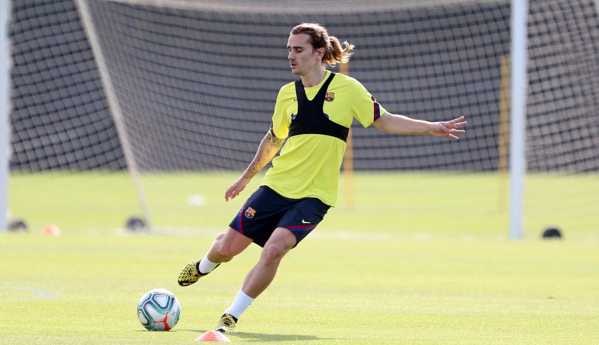 Pemain Barcelona, Antoine Griezmann, saat mengikuti latihan di Ciutat Esportiva Joan Gamper, Sant Joan Despi, Jumat (8/5/2020) waktu setempat. Barcelona kembali menjalani latihan usai seluruh pemain tim utama dinyatakan negatif COVID-19. (AFP/Miguel Ruiz)