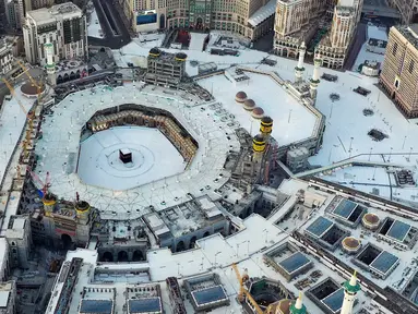 pertama bulan suci Ramadan di kota suci Makkah, Arab Saudi (24/4/2020). Pemerintah Arab Saudi masih memberlakukan lockdown akibat pandemi Covid-19 di hari pertama bulan suci Ramadan di Kota Makkah. (AFP/Bandar Aldandani)