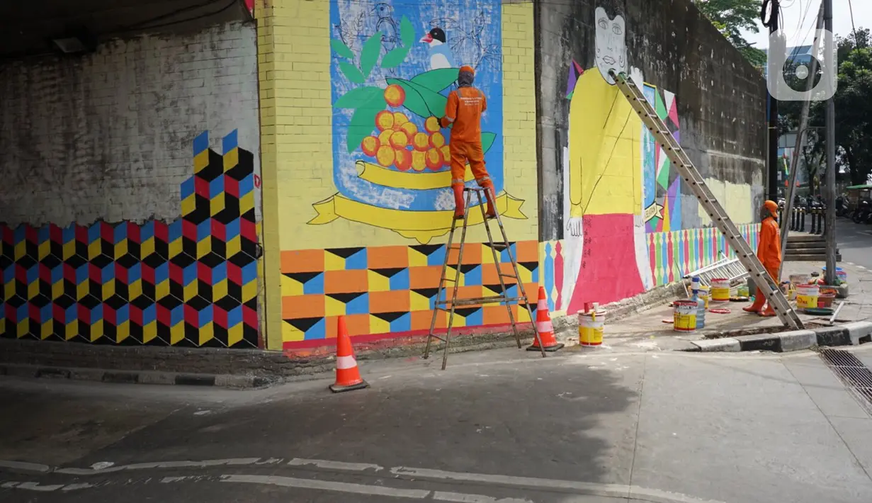 Petugas Penanganan Prasarana dan Sarana Umum (PPSU) Kelurahan Tebet Timur mempercantik tembok kolong jembatan Stasiun Kereta Api Cawang dengan membuat mural bernuansa kemerdekaan di Jakarta, Rabu (12/8/2020). Pembuatan mural untuk menyambut HUT ke-75 Kemerdekaan RI. (Liputan6.com/Immanuel Antonius)