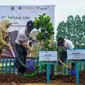 Penanaman pohon secara simbolis yang dilakukan ANTAM di Sisi Kanal Banjir Timur, Senin (27/11/2023). (Foto: Istimewa)