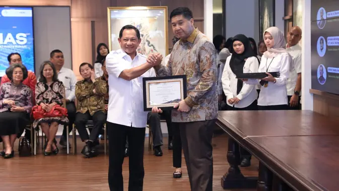 Mendagri Tito Karnavian prejel nagrado za podporo programom stanovanjske gradnje na državni ravni