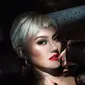 Penyanyi Agnes Monica atau lebih dikenal dengan Agnez Mo pernah memotong rambutnya jadi super pendek dan dicat warna platinum. Kebanyakan warganet melayangkan pujian. (Instagram/ agnezmo)