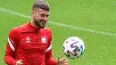 Gelandang timnas Polandia, Mateusz Klich mengambil bagian dalam sesi Latihan mereka di Arena Gdansk di Gdansk, Minggu (13/6/2021). Pertandingan pembuka Grup E Euro 2020 akan mempertemukan timnas Polandia vs timnas Slovakia di Stadion Krestovsky pada Senin (14/6) WIB. (JANEK SKARZYNSKI/AFP)