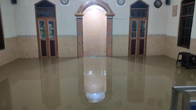 Cerita Warga Saat Banjir Bandang Rendam Ratusan Rumah di Cirebon