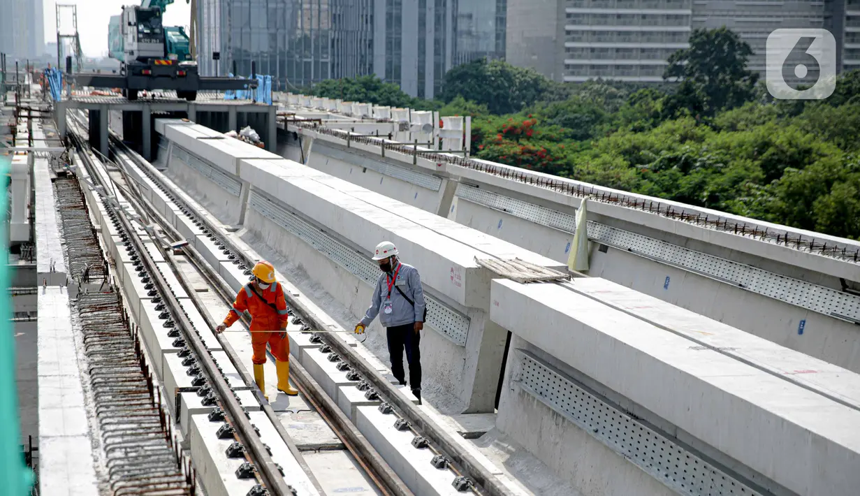 Pekerja mengecek perlintasan LRT di jembatan bentang panjang Dukuh Atas, Jakarta, Rabu (11/11/2020). Jembatan bentang panjang hari ini melakukan pengecoran terakhir panjangnya 128 meter. pekerjaan ini menandai selesainya pengerjaan lintasan atas LRT Jabodebek tahap I. (Liputan6.com/Faizal Fanani)