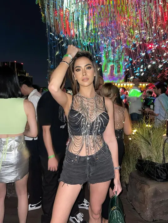 Saat party, ia menambahkan body chain yang memberi aksen bold pada tampilan serba-hitam. [@babyjvnc]