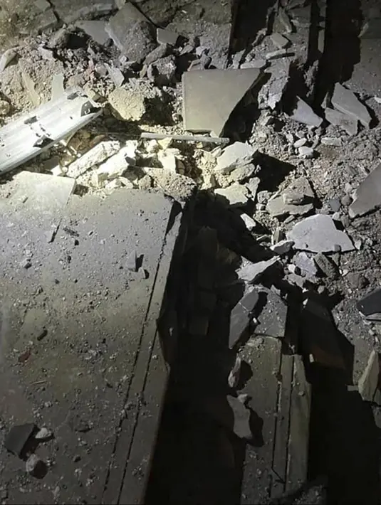 Kerusakan serangan drone dengan bahan peledak yang menargetkan kediaman Perdana Menteri Irak Mustafa al-Kadhimi di Baghdad, Minggu (7/11/2021). Namun, sejumlah anggota perlindungan pribadi Kadhimi terluka dalam peristiwa itu, kata sumber keamanan. (Iraqi Prime Minister Media Office via AP)
