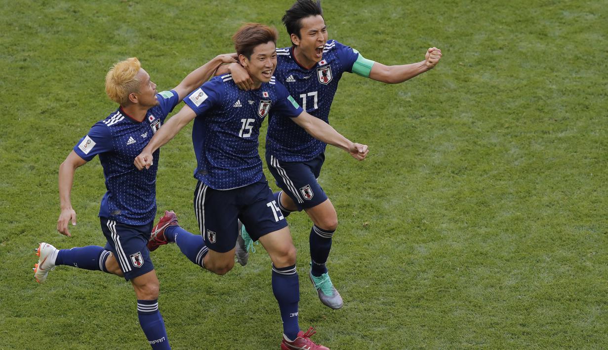 Pemain Jepang, Yuya Osako (tengah) merayakan golnya ke gawang Kolombia pada laga grup H Piala Dunia 2018 di Mordavia Arena, Saransk, Rusia, (19/6/2018). Jepang menang 2-1. (AP/Vadim Ghirda)