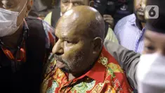 Gubernur Papua Lukas Enembe tiba di Rumah Sakit Pusat Angkatan Darat (RSPAD) Gatot Soebroto, Jakarta, Selasa (10/1/2023) malam. Lukas Enembe menjalani  pemeriksaan kesehatan sebelum diperiksa sebagai tersangka Komisi Pemberantasan Korupsi (KPK) terkait kasus suap dan gratifikasi. (merdeka.com/Imam Buhori)
