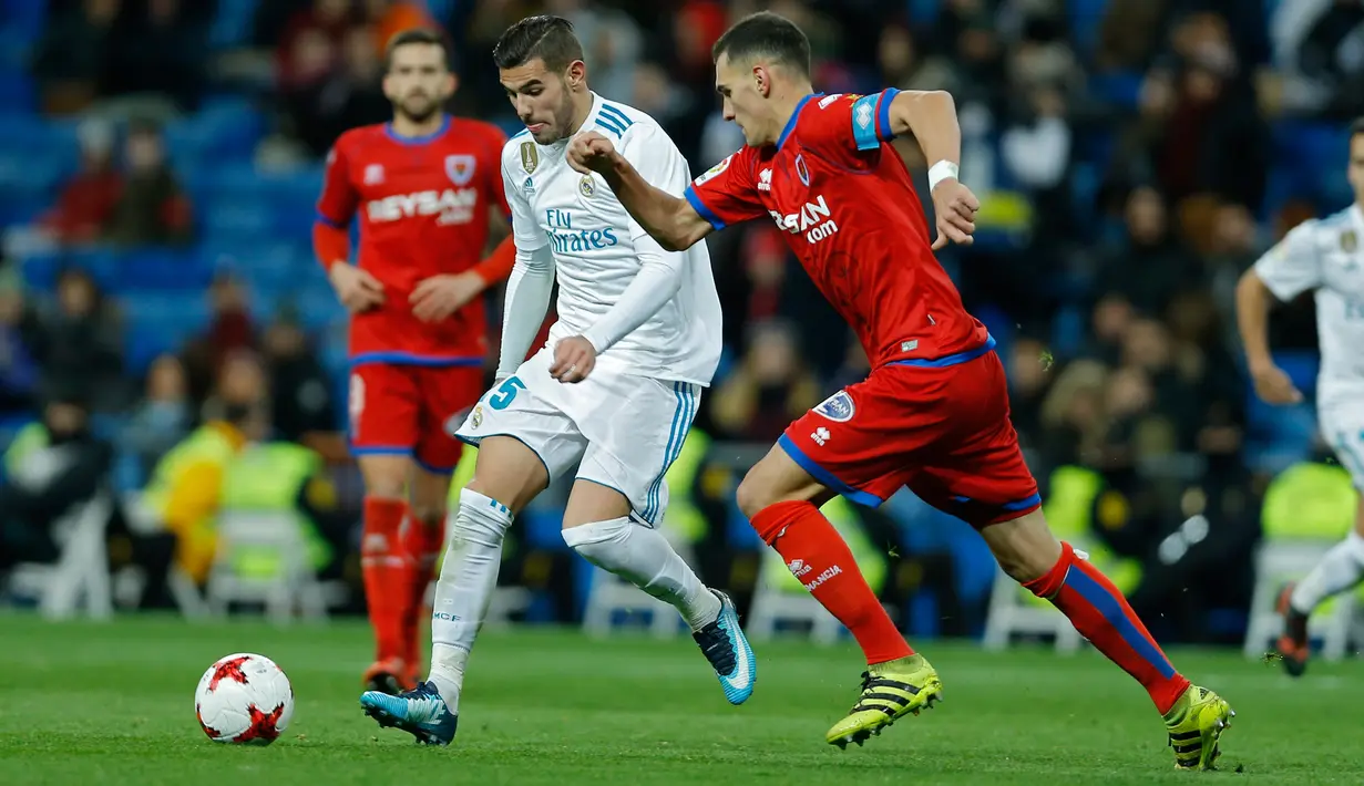 Pemain Real Madrid, Theo berebut bola dengan pemain Numancia, Dani Pedrosa pada leg kedua babak 16 besar Copa del Rey di Santiago Bernabeu, Kamis (11/1). Real Madrid harus menerima hasil imbang 2-2 dengan Numancia. (AP/Francisco Seco)