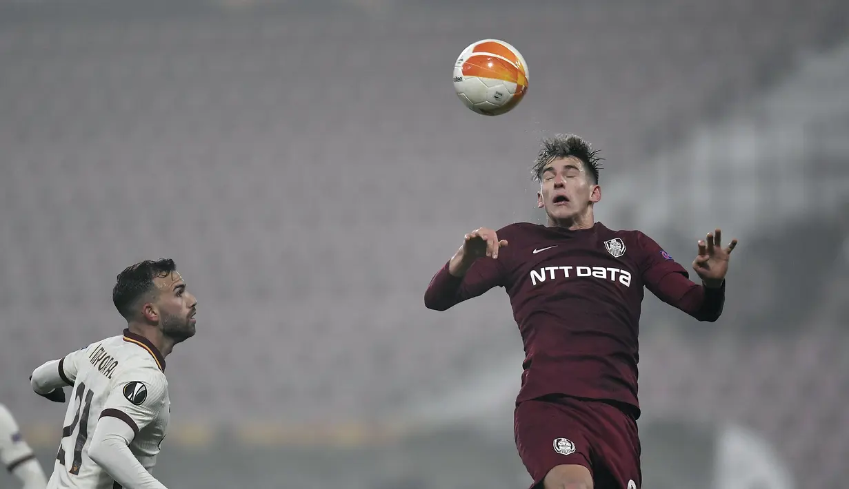 Pemain depan AS Roma, Borja Mayoral (kiri) berusaha merebut bola gelandang CFR Cluj Catalin Mihai Itu selama pertandingan grup A Liga Europa di Cluj-Napoca, Rumania (26/11/2020). AS Roma menang 2-0 atas CFR Cluj. (AFP/Alex Nicodim)