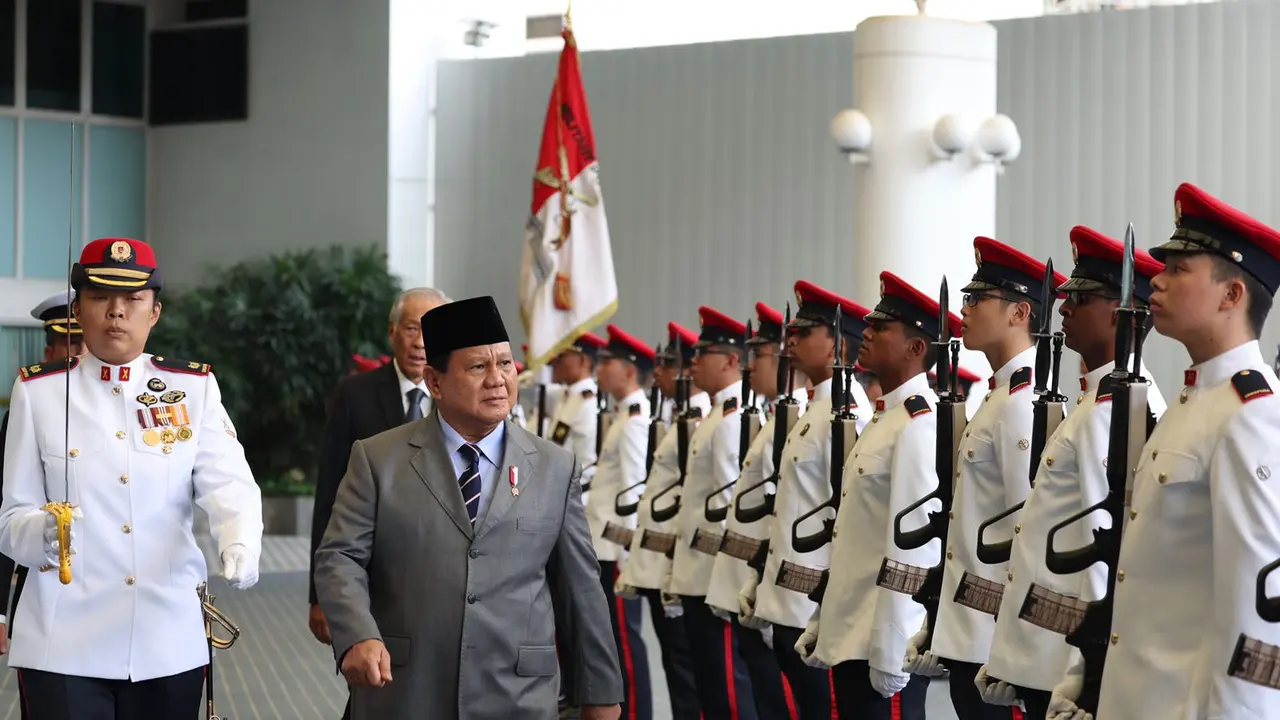 Menteri Pertahanan (Menhan) RI Prabowo Subianto (kiri) dan saat mengunjungi Kementrian Pertahanan Republik Singapura (Dok Kementerian Pertahanan)
