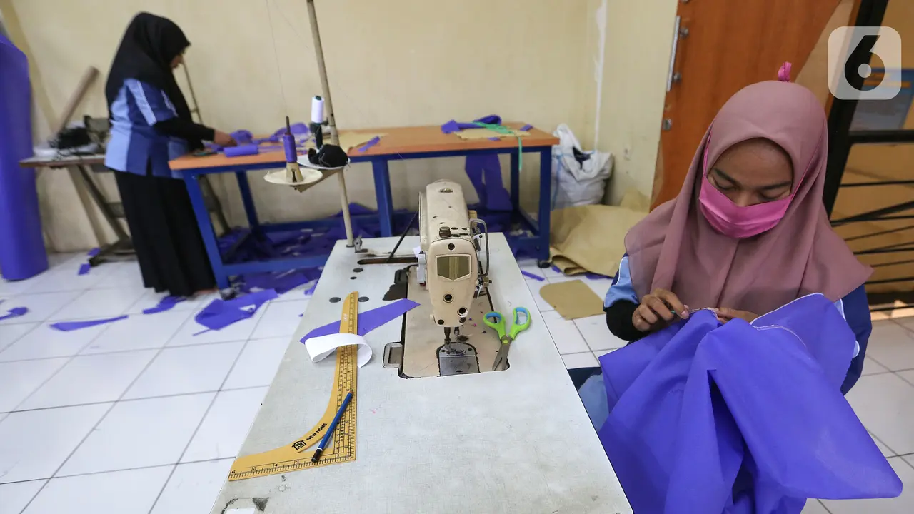 Balai Latihan Kerja (BLK) Kota Tangerang Produksi Baju Hazmat untuk Tenaga Medis yang merawat pasien corona covid-19.