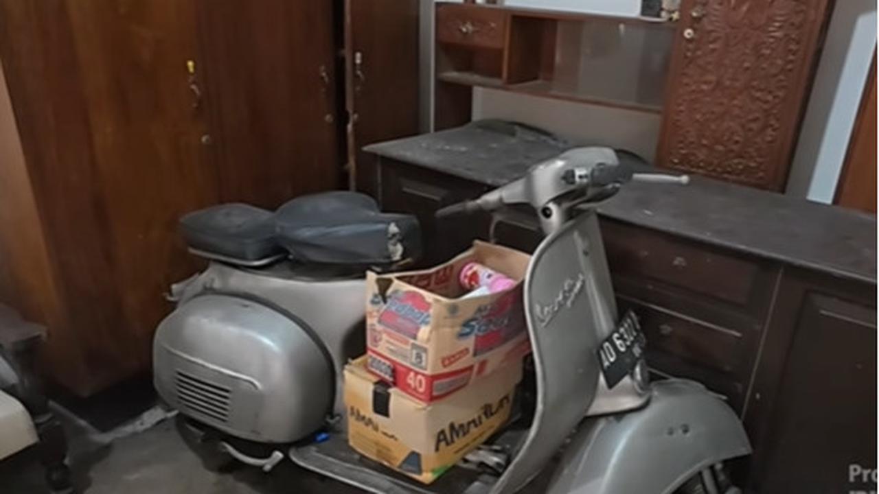 Tidak Ada yang Berubah, Potret Rumah Dono Warkop Ternyata  Anak Kades, di Dalamnya ada Motor Vespa Jadul