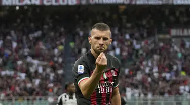 Penyerang AC Milan, Ante Rebic berselebrasi usai mencetak gol ke gawang Udinese pada pertandingan Liga Serie A Italia di stadion San Siro, di Milan, Italia, Sabtu (13/8/2022). Rebic mencetak dua gol dan mengantar AC Milan menang atas Udinese 4-2. (AP Photo/Antonio Calanni)