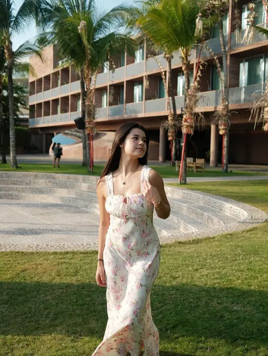 Penampilan kasual yang manis dari Maria Theodore mengenakan dress panjang tanpa lengan bercorak floral berwarna pink yang cantik. [Foto: Instagram/mariatheodoree]