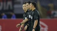 Namun dalam pertandingan Timnas Indonesia U-20 melawan Hong Kong, Kim Kyoung-min ditemani dua wasit pria asal Uzbekistan yaitu Rustam Lutfullin dan Sanjar Shayusupov. (Bola.com/Ikhwan Yanuar)