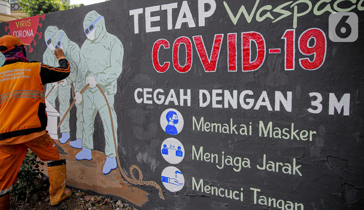 Petugas PPSU Kelurahan Bukit Duri menyelesaikan mural bertema Covid-19 di Jakarta, Selasa (11/8/2020). Mural tersebut untuk mengingatkan warga agar selalu waspada dengan Covid-19 dan mencegahnya dengan 3M (Memakai Masker, Menjaga Jarak dan Mencuci Tangan). (Liputan6.com/Faizal Fanani)