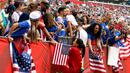 Striker AS, Sydney (2), merayakan juara bersama suaminya, Dom Dwyer, dan demikian juga kiper AS, Hope Solo merayakan bersama sang suami, Jerramy Stevens. (Reuters/Michael Chow-USA TODAY Sports)
