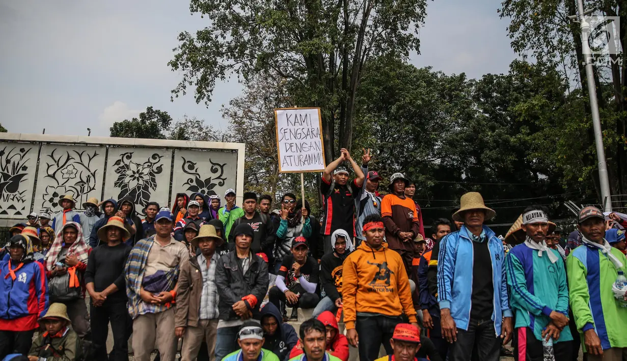Ratusan nelayan yang tergabung dalam Aliansi Nelayan Indonesia menggelar unjuk rasa di depan Istana Merdeka, Jakarta, Selasa (11/7). Aksi ini bentuk keprihatinan atas pelarangan alat tangkap oleh Menteri Susi Pudjiastuti. (Liputan6.com/Faizal Fanani)