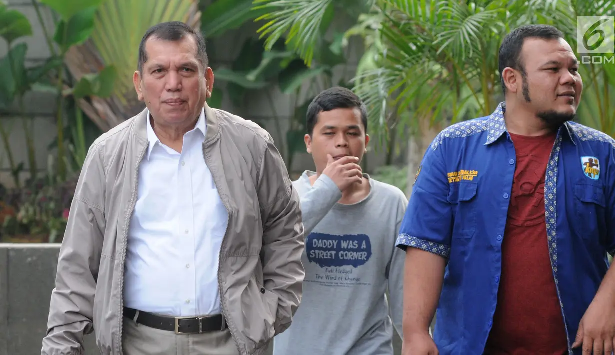 Mantan anggota DPR periode 2009-2014, Chairuman Harahap (kiri) berjalan menuju Gedung KPK, Jakarta, Senin (24/6/2019). Politikus Partai Golkar tersebut diperiksa sebagai saksi untuk tersangka Markus Nari dalam kasus dugaan korupsi proyek e-KTP. (merdeka.com/Dwi Narwoko)
