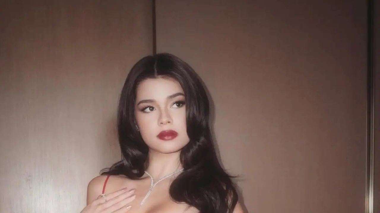 Pesona Lady in Red, Maria Theodore Tampil Bold Glamor Bergaun Merah di Screening Jalinan Terlarang