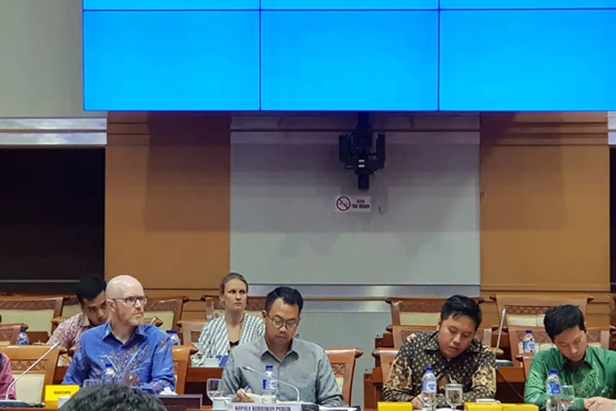 Vice President of Public Policy Facebook Asia Pacific Simon Milner dan Kepala Kebijakan Publik Facebook Indonesia Ruben Hattari di hadapan anggota Komisi I DPR RI. (Liputan6.com/ Agustin Setyo W).