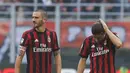 Ekspresi Leonardo Bonucci (kiri) setelah menerima kartu merah dari wasit Piero Giacomelli saat melawan Genoa pada Liga Italia di San Siro, Milan (22/10). Dalam lima laga terakhir AC Milan belum sekalipun mencicipi kemenangan. (Matteo Bazzi/ANSA via AP)