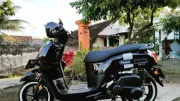 Penggunaan ban white wall seperti ini bisa diaplikasikan jika ingin tampilan classic yang kental. Penggantian ban saja sudah membuat tampilan motor ini berbeda jauh dari standarnya. (Source: Instagram/@fazzioholic)