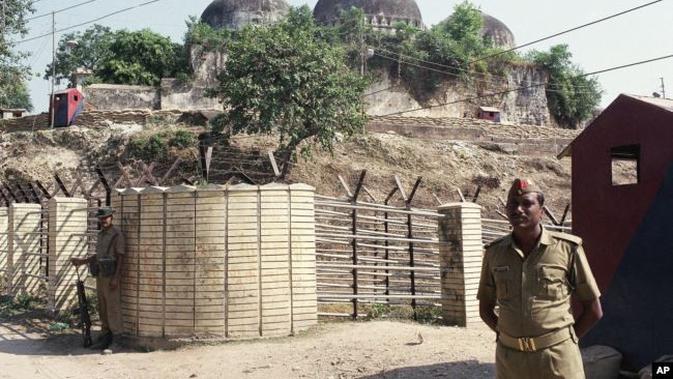 Petugas keamanan India menjaga Masjid Babri di Ayodhya, menutup situs yang disengketakan yang diklaim oleh umat Muslim dan Hindu. (Source: AP)
