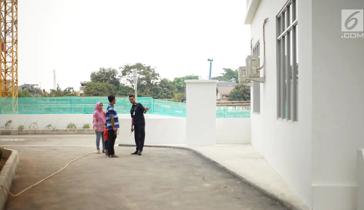 Warga mencari informasi unit rumah susun milik (rusunami) Tower Samawa Klapa Village, Jakarta, Selasa (3/9/2019). Program Samawa Rumah DP 0 Rupiah Klapa Village tersedia dalam 3 tipe, mulai dari tipe studio dengan luas 21m2 hingga 35m2 untuk tipe dua kamar tidur. (Liputan6.com/Immanuel Antonius)