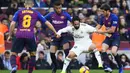 Gelandang Real Madrid, Isco, berusaha melewati kepungan pemain Barcelona pada laga La Liga Spanyol di Stadion Camp Nou, Barcelona, Minggu (28/10). Barcelona menang 5-1 atas Madrid. (AFP/Gabriel Bouys)