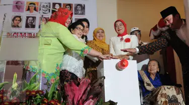 Menteri Sosial Khofifah Indar Parawansa menekan tombol meresmikan 1000 cap tangan wanita pejuang 45 di gedung Joang, Jakarta, Jumat (15/12). 1000 cap telapak tangan tersebut dipamerkan untuk mengenang para wanita pejuang 45. (Liputan6.com/Helmi Afandi)