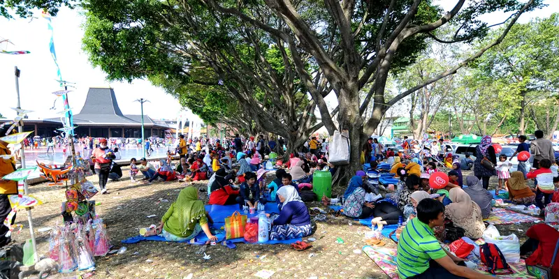 20150719-Nikmati Libur Lebaran di TMII, Wisatawan Lokal Memilih Lesehan-Jakarta