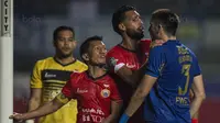 Bek Persija, William Pacheco, menenangkan bek Persib, Vladimir Vujovic, saat berdebat dengan Ismed Sofyan pada laga Liga 1 di Stadion GBLA Bandung, Jawa Barat, Sabtu (22/7/2017). Kedua klub bermain imbang 1-1. (Bola.com/Vitalis Yogi Trisna)