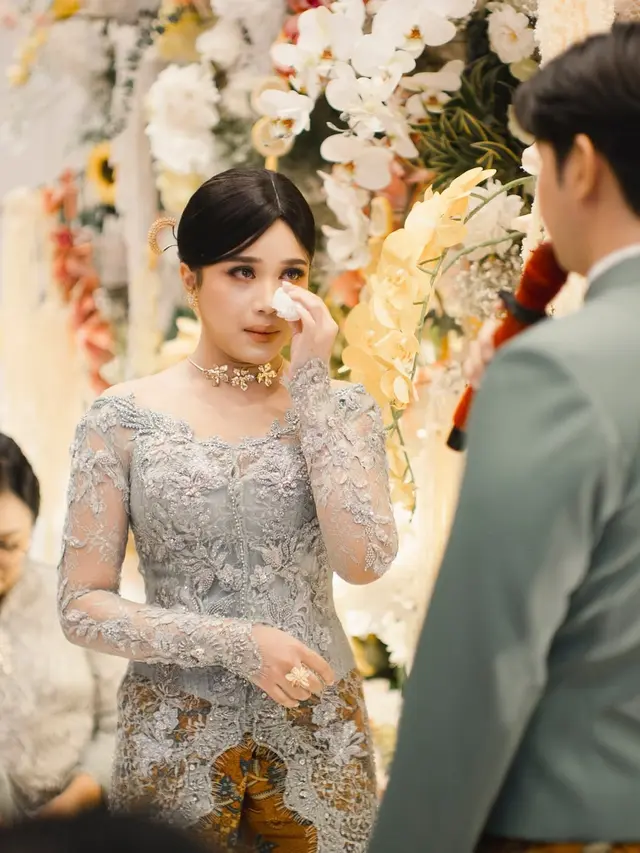 8 Potret Kebaya Lamaran Brisia Jodie, Anggun Berkebaya dengan Nuansa Tradisional Elegan