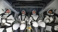 (Dari kiri): Butch Wilmore dari NASA, Aleksandr Gorbunov dari Roscosmos, dan Nick Hague serta Suni Williams dari NASA terlihat berada di dalam pesawat ruang angkasa SpaceX Crew Dragon di atas kapal pemulihan Megan tak lama setelah pendaratan pada hari Selasa. Gambar NASA/Getty Images