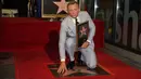 Daniel Craig berpose di atas bintang barunya di Hollywood Walk of Fame pada upacara penghargaan di Los Angeles, Rabu (6/10/2021). Nama Daniel Craig di Hollywood Walk of Fame diletakkan di samping aktor Roger Moore, pemeran James Bond terdahulu. (AP Photo/Chris Pizzello)